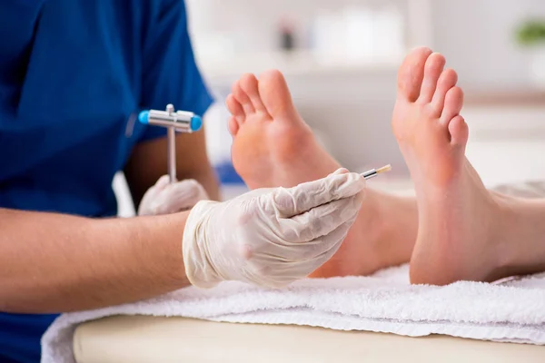 Podólogo tratando los pies durante el procedimiento — Foto de Stock