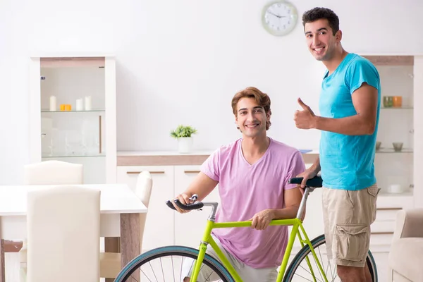 Hombre reparando su bicicleta rota —  Fotos de Stock