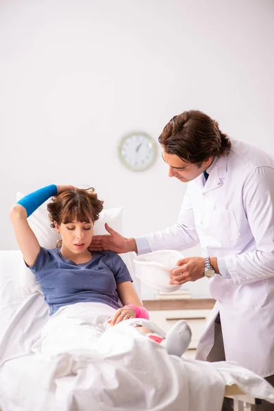 Junger Arzt untersucht verletzten Patienten — Stockfoto