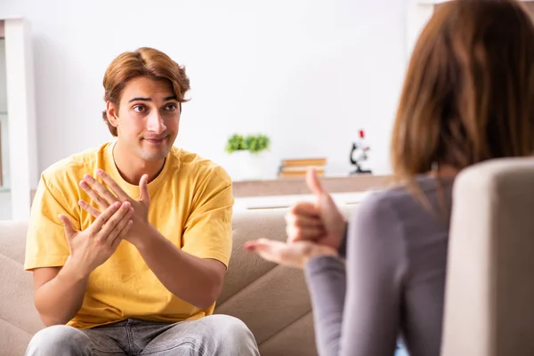 Mulher e homem aprendendo língua de sinais — Fotografia de Stock