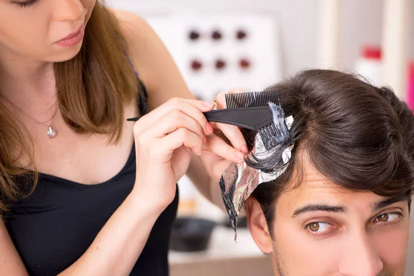 Young attracrive man visiting female barber — Stock Photo, Image