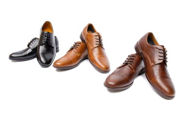 Beyaz arka plan üzerinde izole ayakkabı seçimi