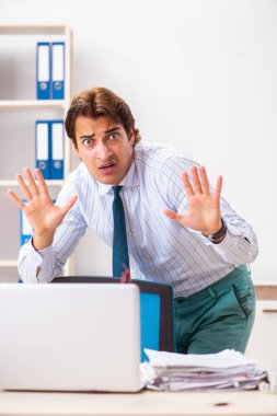 İşadamı ofiste hamamböcekleri ile tiksinti