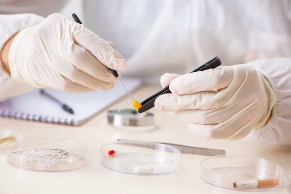 Joven criminólogo experto trabajando en el laboratorio — Foto de Stock