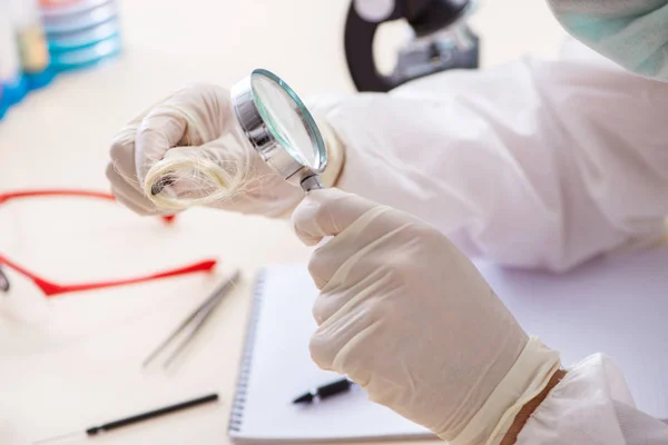 Jovem criminologista especialista que trabalha no laboratório — Fotografia de Stock