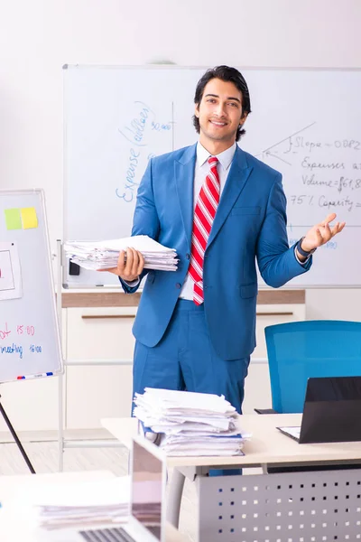 Mandlige salgsanalytiker foran whiteboardet - Stock-foto