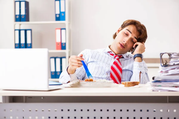 Man met maaltijd op het werk tijdens pauze — Stockfoto