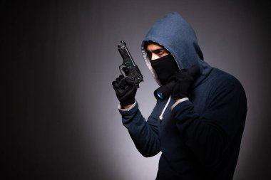Gri arka plan üzerinde başlık genç gangster 