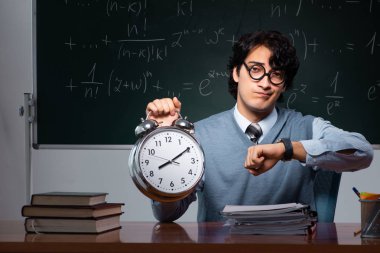 Kara tahta önünde genç matematik öğretmeni