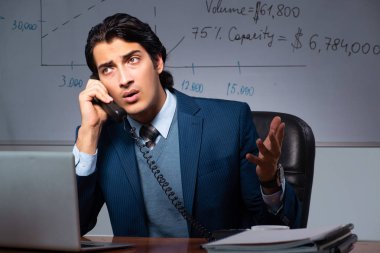 Geç saatlere kadar ofiste mali uzman