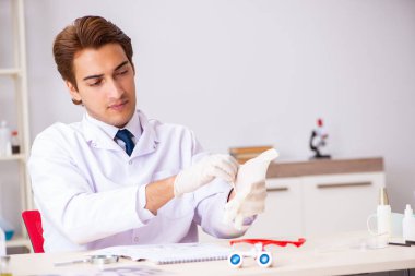Laboratuarda çalışan genç uzman kriminoloji uzmanı 
