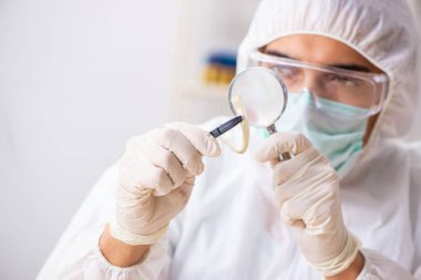 Laboratuarda çalışan genç uzman kriminoloji uzmanı 