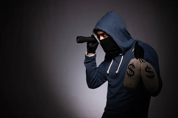 Jovem gangster no capuz no fundo cinza — Fotografia de Stock