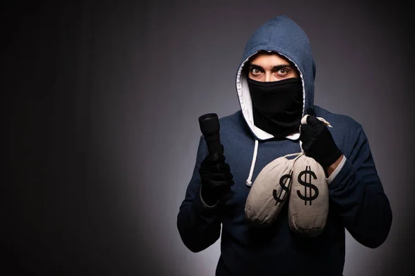 Jovem gangster no capuz no fundo cinza — Fotografia de Stock