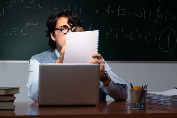 Jovem professor de matemática na frente do quadro — Fotografia de Stock