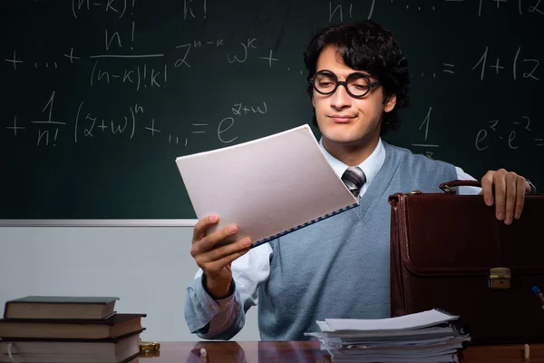 Joven profesor de matemáticas frente a pizarra — Foto de Stock