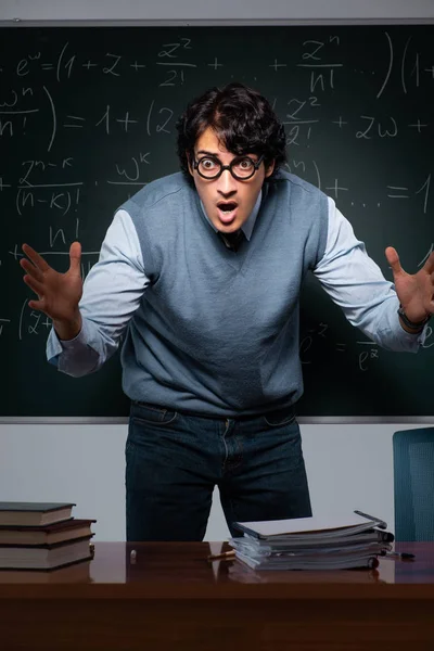 黑板前的年轻数学老师 — 图库照片