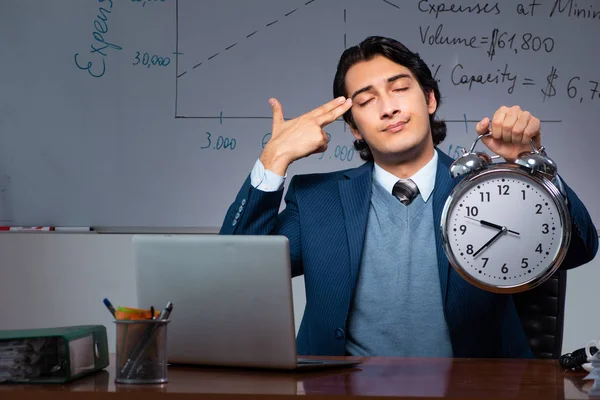 Specjalista finansowy pracują do późna w biurze — Zdjęcie stockowe