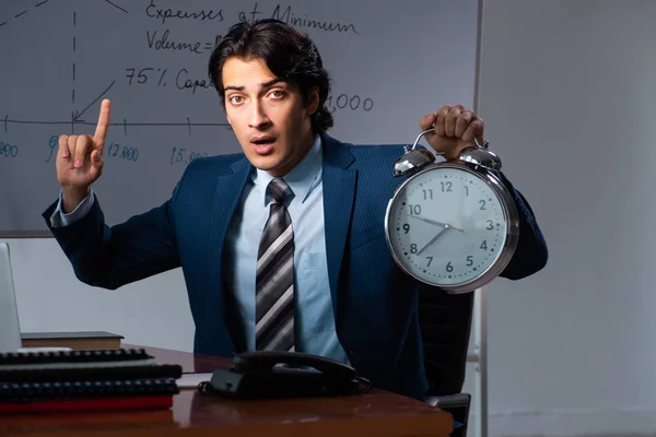 Especialista financeiro trabalhando até tarde no escritório — Fotografia de Stock