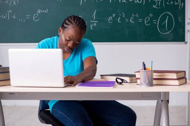 Kara tahta önünde siyah kız öğrenci  