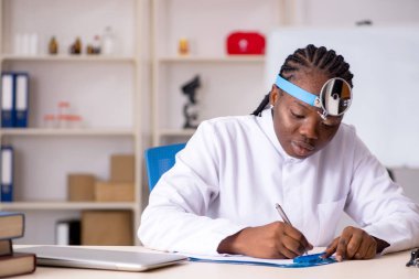 Siyah kadın doktor Kliniği'nde çalışan 