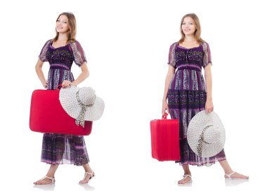 Bavullu genç bir kadın beyaz üzerine izole edilmiş. 