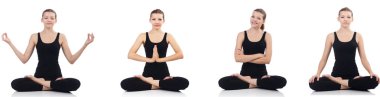 Bağdaş kurup oturmuş ve yoga yaparken genç kadın 