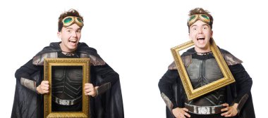 Zırh takım elbiseli Genç komik adam 