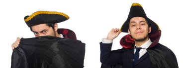 Tricorn ve beyaz izole ceket giyen genç adam