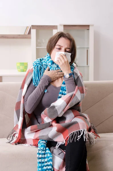 Malade jeune femme souffrant à la maison — Photo