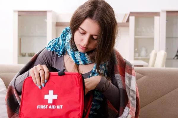 Kranke junge Frau leidet zu Hause — Stockfoto