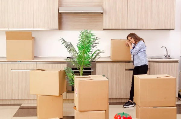 Young beautiful woman moving to new flat — Stock Photo, Image