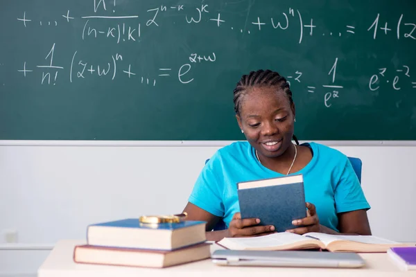 Zwarte vrouwelijke student voorkant schoolbord — Stockfoto