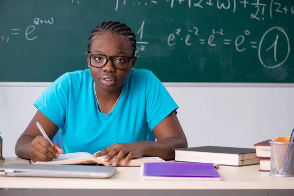 Czarny Kobieta student przed chalkboard — Zdjęcie stockowe
