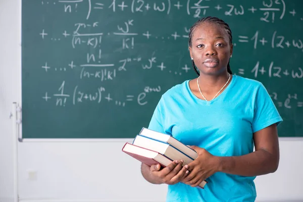 Μαύρο φοιτήτριας μπροστά από μαυροπίνακα — Φωτογραφία Αρχείου