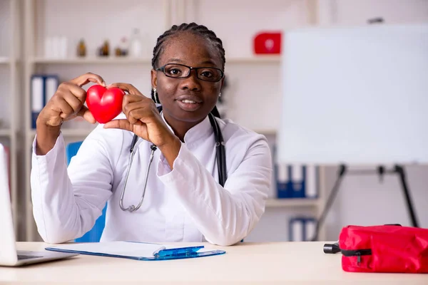 Zwarte vrouwelijke arts werkzaam bij kliniek — Stockfoto