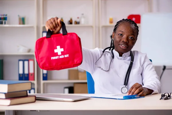 Svarta kvinnliga läkare som arbetar på kliniken — Stockfoto