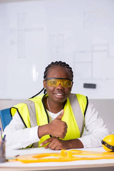 Jovem arquiteto negro trabalhando no projeto — Fotografia de Stock