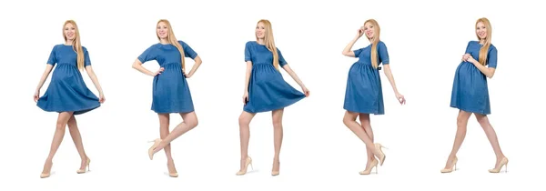 Красивая беременная женщина в синем платье изолированы на белом — стоковое фото