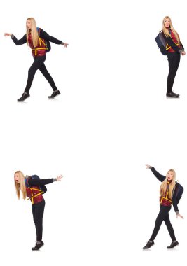 Sırt çantalı genç bir kadın bembeyaz 