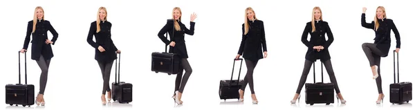 Krásná žena v černém kabátě s kufrem — Stock fotografie