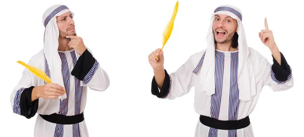 Hombre árabe con pluma aislada en blanco — Foto de Stock