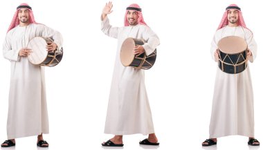 Arap adam beyaz izole davul ile