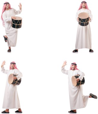 Arap adam beyaz izole davul ile
