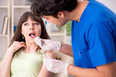 Doktor Kliniği hastanede tükürük test örneği alma