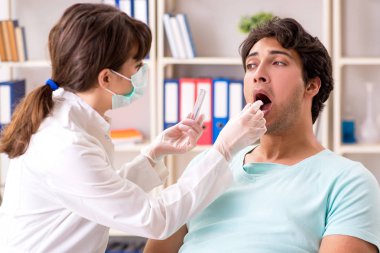 Doktor Kliniği hastanede tükürük test örneği alma