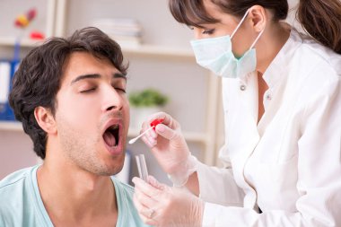 Doktor Kliniği hastanede tükürük test örneği alma