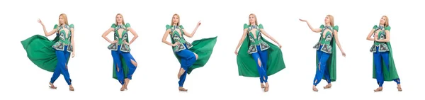 Vrouw in Oosterse groene kleding op wit wordt geïsoleerd — Stockfoto