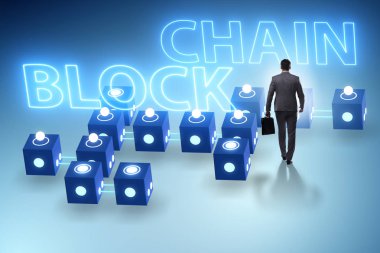 Blockchain yenilikçi konsepti ile işadamı 