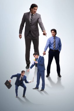 İşadamları başarısızlıkları için birbirlerini suçluyorlar.